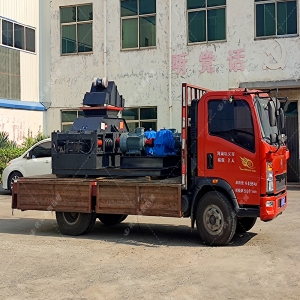 2PG1510半自動(dòng)液壓對輥制砂機(jī)設(shè)備發(fā)貨圖片