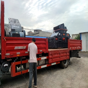 中型半自動對輥破碎機發往廣東 破碎礦石