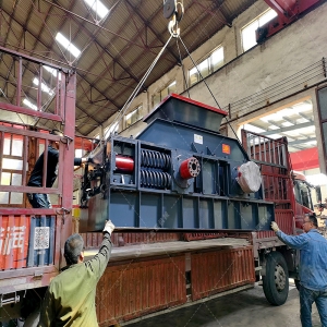 中型2PG1000x700液壓對輥制砂機發貨 發往湖南