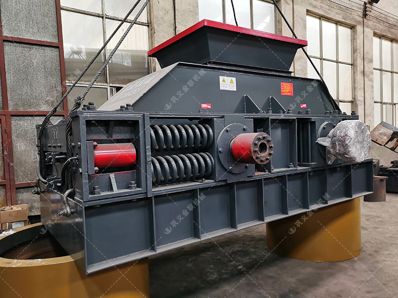 大型半自動液壓對輥制砂機發貨 發往廣西