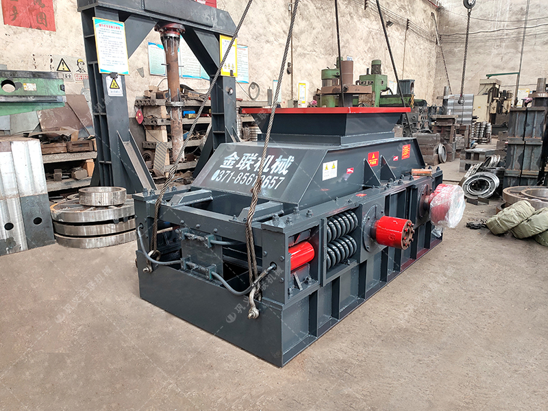 中型半自動對輥破碎機發往廣東 破碎礦石