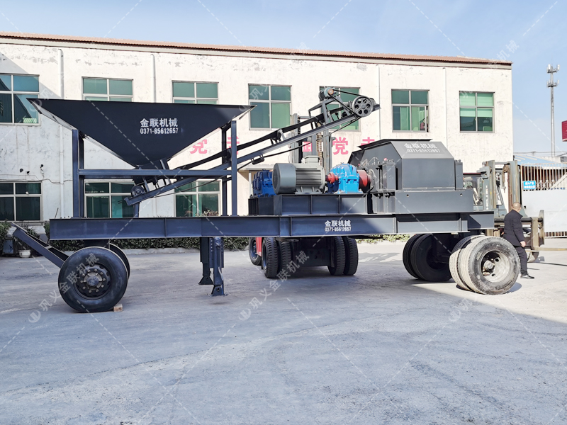 大型移動式對輥破碎機設備發往浙江