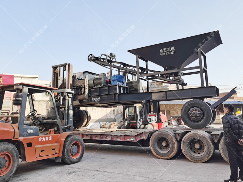 大型移動式對輥破碎機設備發往浙江