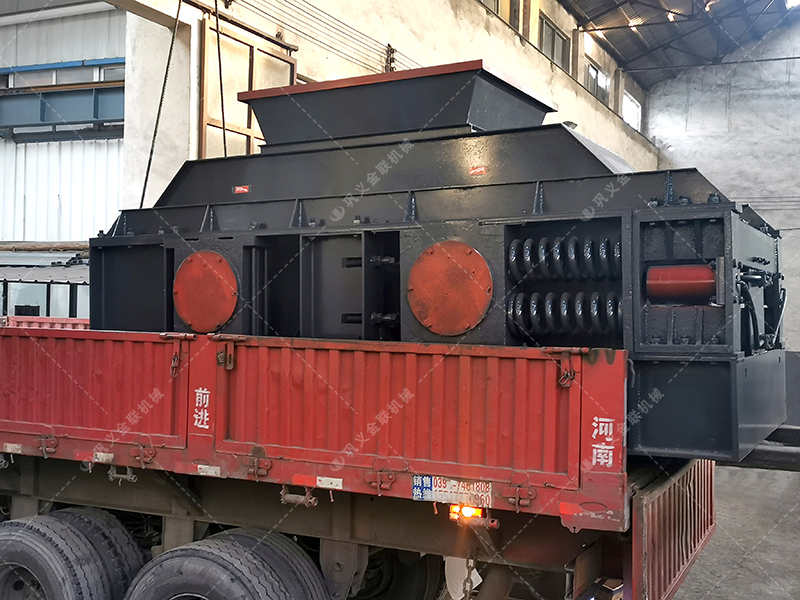 單臺大型對輥式制砂機(jī)設(shè)備發(fā)貨圖片