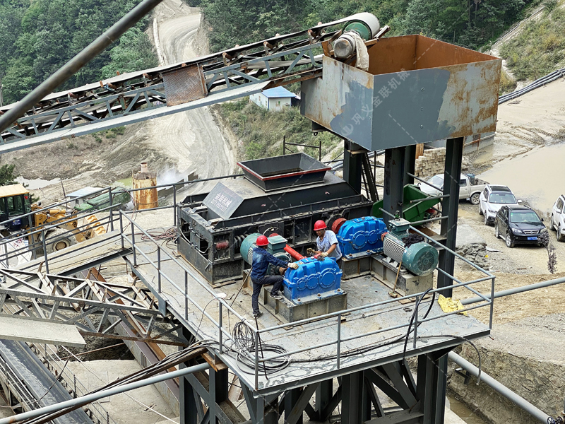 大型砂石廠購置一臺重型對輥破碎機需要投資多少? 大型砂石廠購置一臺重型對輥破碎機需要投資多少?