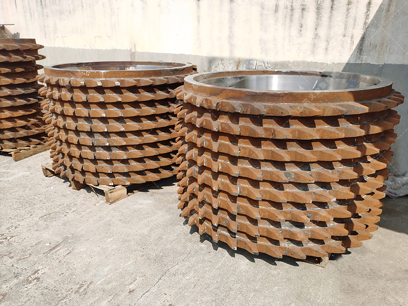 狼牙破碎機(jī)價(jià)格差異分析:從3萬到30萬該如何選擇? 狼牙破碎機(jī)價(jià)格差異分析:從3萬到30萬該如何選擇?